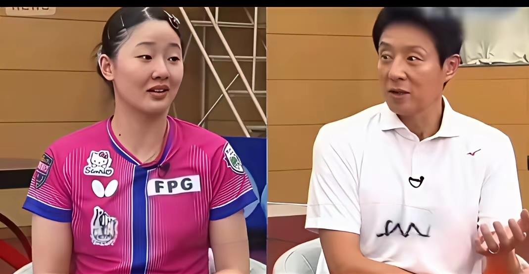 张本美和2025年跟王曼昱碰了八次，八次全输。她在采访里说自己有段时间希望身体出点毛病，这样就能名正言顺地不打比赛了。一个十七岁打到世界前列的选手，宁可受伤也要躲开一个人，这话听着就让人心里一沉。但我越想越觉得，她怕的不光是王曼昱。她怕的是日本乒协和媒体早早给她套上的那副“必须赢”的枷锁。国乒选手输