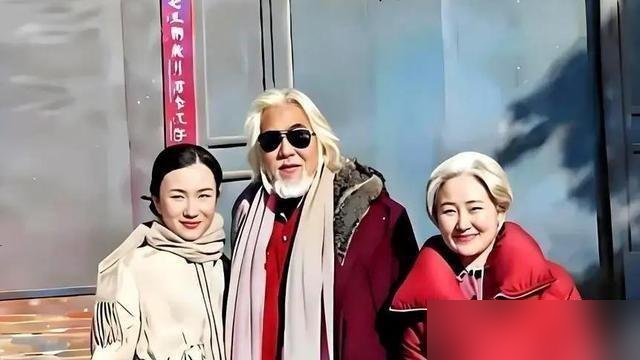 75岁生日宴上，他搂着丈母娘不撒手，老婆在旁边笑。
张纪中这操作，直接把直播间干沉默了。三个月播27场，场均不到5万人看，数据早就拉胯了。可架不住人家话题不断啊——杜星霖前脚刚说丈夫太自我、两人没话聊，后脚就宣布要备孕第五胎，还点名要个“龙太子”。
更绝的是，上个月她发招聘，月薪两万找年轻男司机