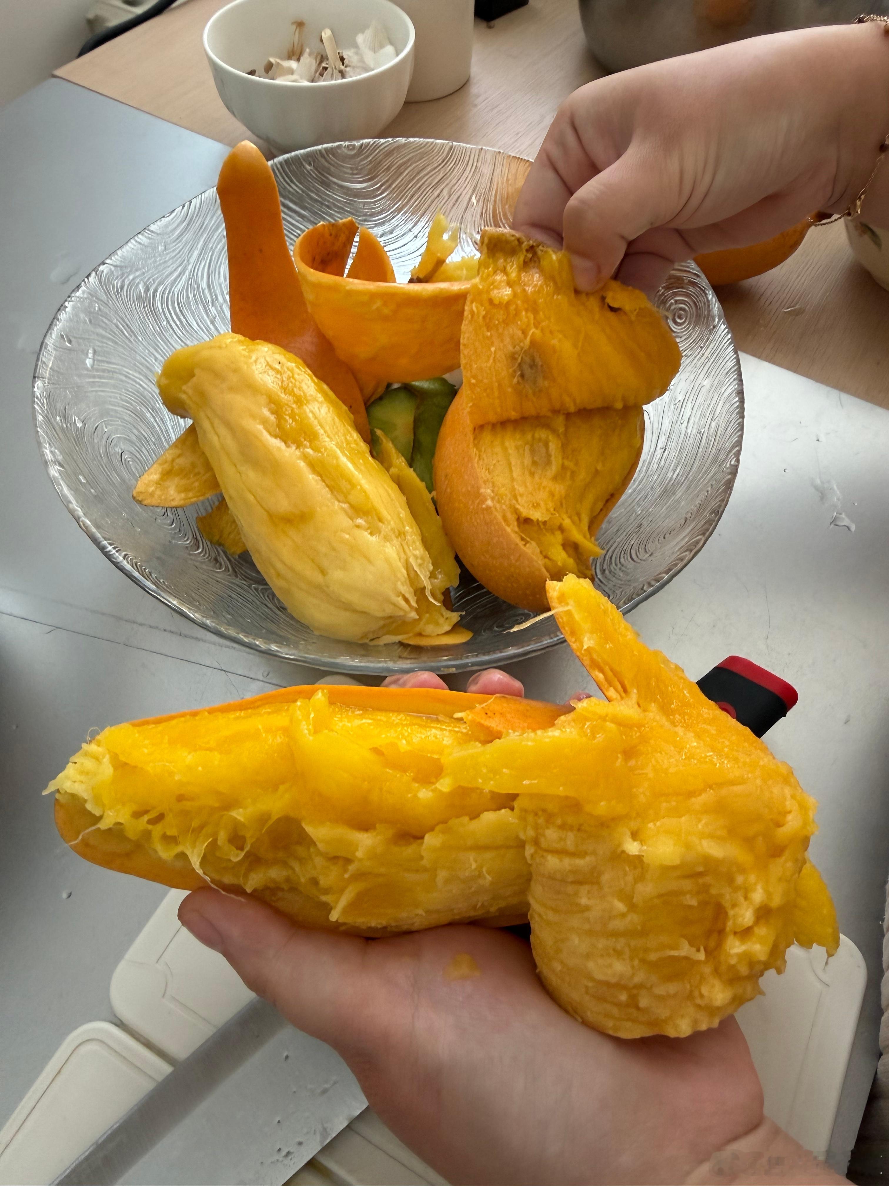 软枣猕猴桃，觉得是会花钱买的。大猕猴桃就是普通猕猴桃味道。芒果是油杏寄的，跟前两天的芒果是同一品种，之前那个是精品芒果是顺丰快递毫发无损，这个花皮芒果普通快递，整箱没有一个幸存，都压烂了。人参果真的也就那样了，我真的无法爱吃。 ​​​