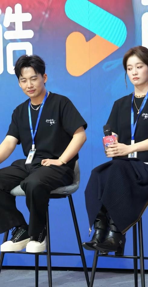 郭麒麟大概是内娱活得最通透的富二代了，家底厚、口碑好，偏偏在终身大事上死活不按套路出牌。
不少人背地里嘀咕，觉得他无非是挑花了眼，或者要求高得上天。
其实他是在节目里把底牌亮得明明白白：自己一个人待着正舒坦呢，干嘛非要找个人互相折腾。
他那套婚恋账算得极其现实。两个人搭伙，如果不能比一个人过得