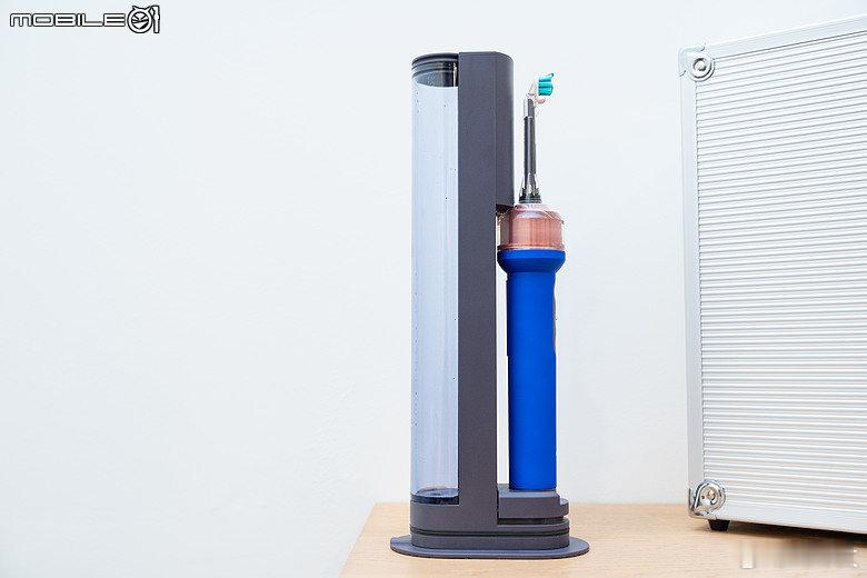 原来对面 Mobile01 就用上戴森 Dyson CameraJet 电动牙刷了

看了下评价和我感觉的差不多，贵且多功能合一，实际使用会有各种小问题影响体验。[柯基]不过我最没想到的，是这牙刷本体重量就要 230g 了......什么概念呢，一台苹果 iPhone 17 Pro Max 的机身重量就是 231g ​