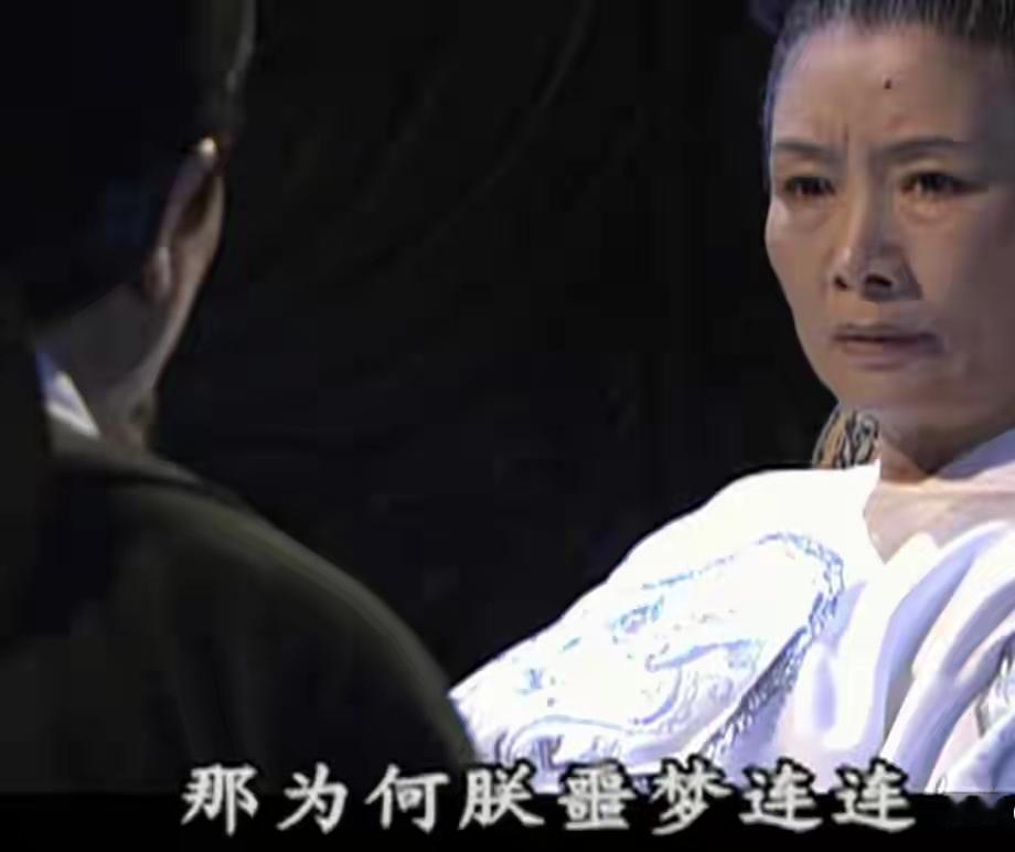 神探狄仁杰系列里滴血雄鹰案是最特别的一个案子，剧情恐怖，结尾让人意外。当初是把这个案子当恐怖片看的，堂堂的挂灵被吓得不敢拔剑，凶手当着他的面杀人成功，最后主谋全身而退。

这一单元因为太过恐怖，有些情节被删了，元芳被吓得不敢拔剑的那一段有的网站有有的网站没有。

剁灵对儿子女儿的态度真的天差地别，蓝