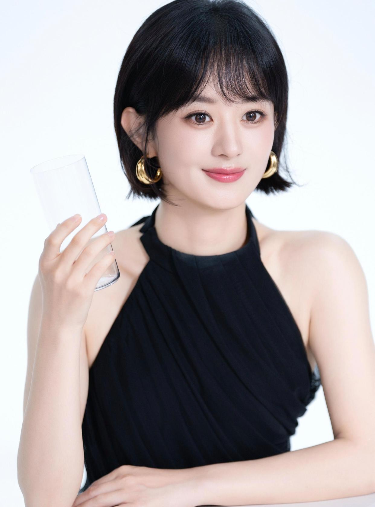 1.赵丽颖在娱乐圈向来独来独往，她的好友都是私下交好，公开几乎没有互动，工作上也互不牵扯。遇到麻烦没人能帮她，她也从不掺和他人的事情。

2.李思潼成功拿下重磅大制作《流俗地》，该剧属于顶级大IP，原著豆瓣评分高达9.1，是近几年热度最高的马华文学作品。

3.王俊凯在一众艺人里情商很高，待人 ​