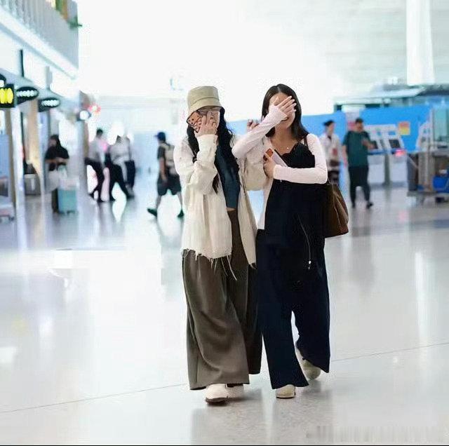 钟丽缇送二女儿Jaden出国读书，机场难舍难分，素颜出镜的Jaden更漂亮 ​