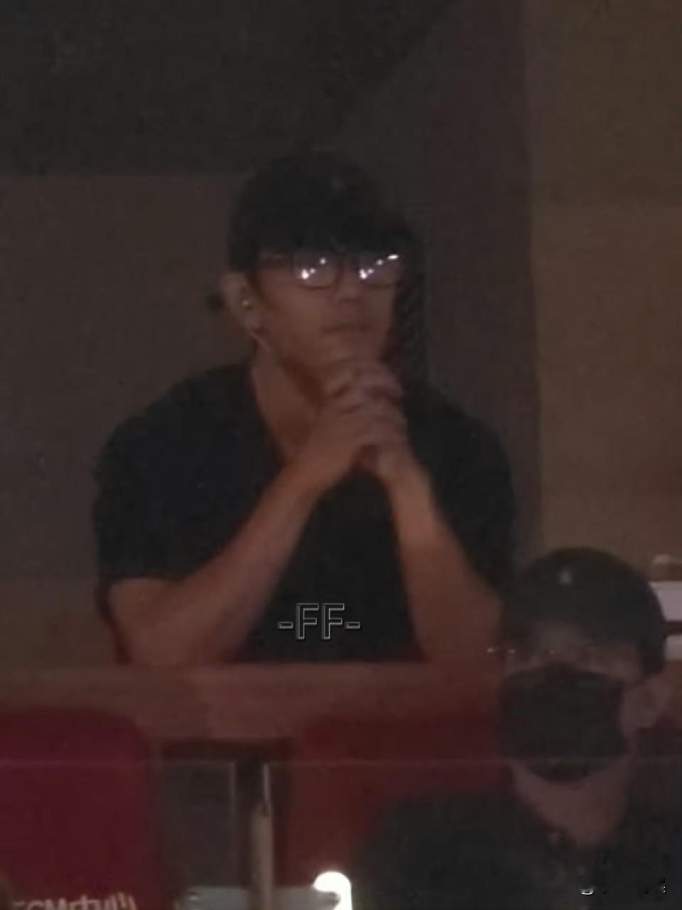肖战来看李宇春演唱会了！还带着爸爸妈妈，一家三口一起，据说肖战十分开心，还跟着音乐跳起来了！昨天送花篮，今天就来到了现场，没想到肖战和李宇春这两个看似没有交集的人，竟然早就认识了，还是好朋友！
这一切都要追溯到11年前，2015年肖战作为一个素人参加一个选秀节目，叫《燃烧吧少年》，当时李宇春作为导师