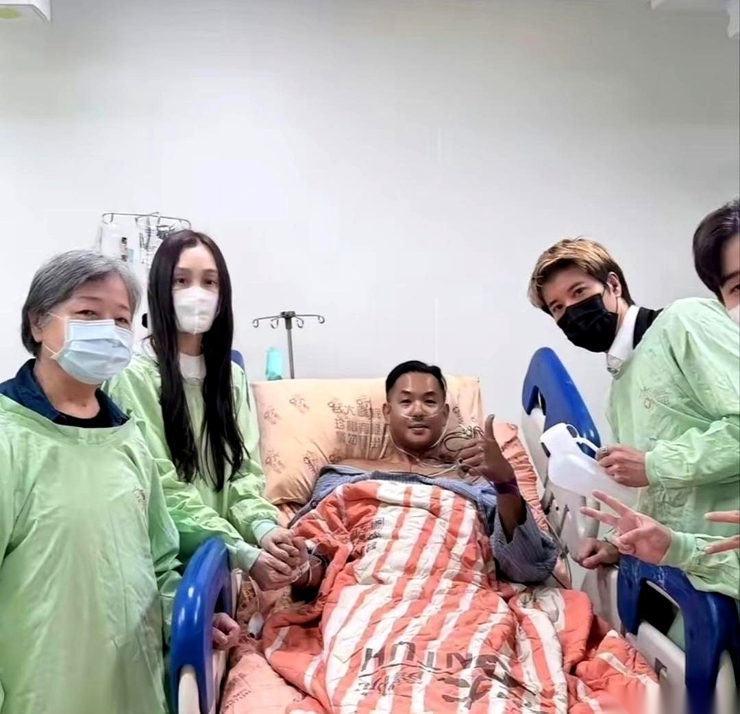艺人陈建州常年只睡三四个小时，现在进了ICU。
这个人不仅不抽烟也不喝酒，平时看着比谁都壮实。
同样被紧急送进重症监护室的前TVB演员钟丽淇，照片里整个人已经瘦得脱了形。
看这条新闻的时候，我心里实实在在地咯噔了一下。
医生给出的判断很明白，心梗就是跟长期的睡眠不足直接相关。
你看看陈建州的作息，半