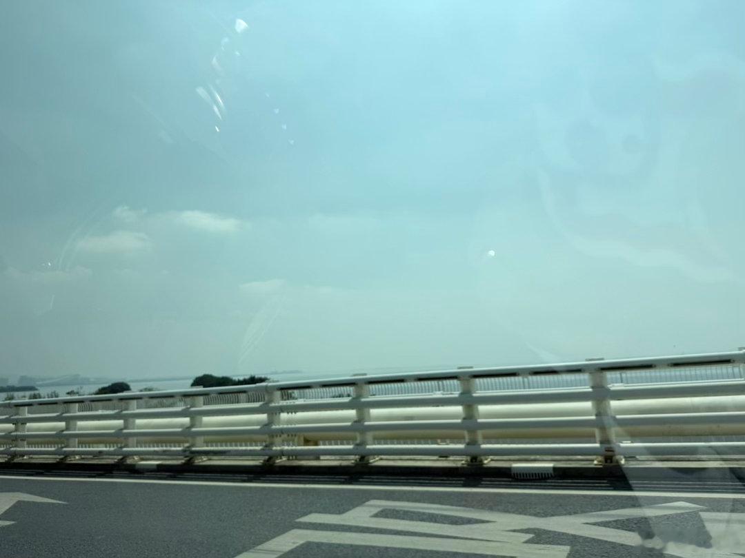 来东莞看厂 路过滨海湾大桥  这附近还有 OPPO 总部吧这是 好繁华又有海边 好似海南  ​