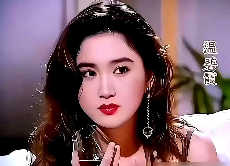徐克当年选聂小倩，第一反应竟是嫌弃王祖贤：“个子太高，长得太阳光，哪点像鬼？”

被制片人一口回绝后，王祖贤干脆自己杀到清水湾片场。套上一件素白薄纱，头发随便一挽，连底妆都没打，直接往海风里一站。

徐克原本死磕中森明菜，满脑子要找一张“不像活人的脸”。结果一回头，撞见素面朝天的王祖贤，眼波里透着凄