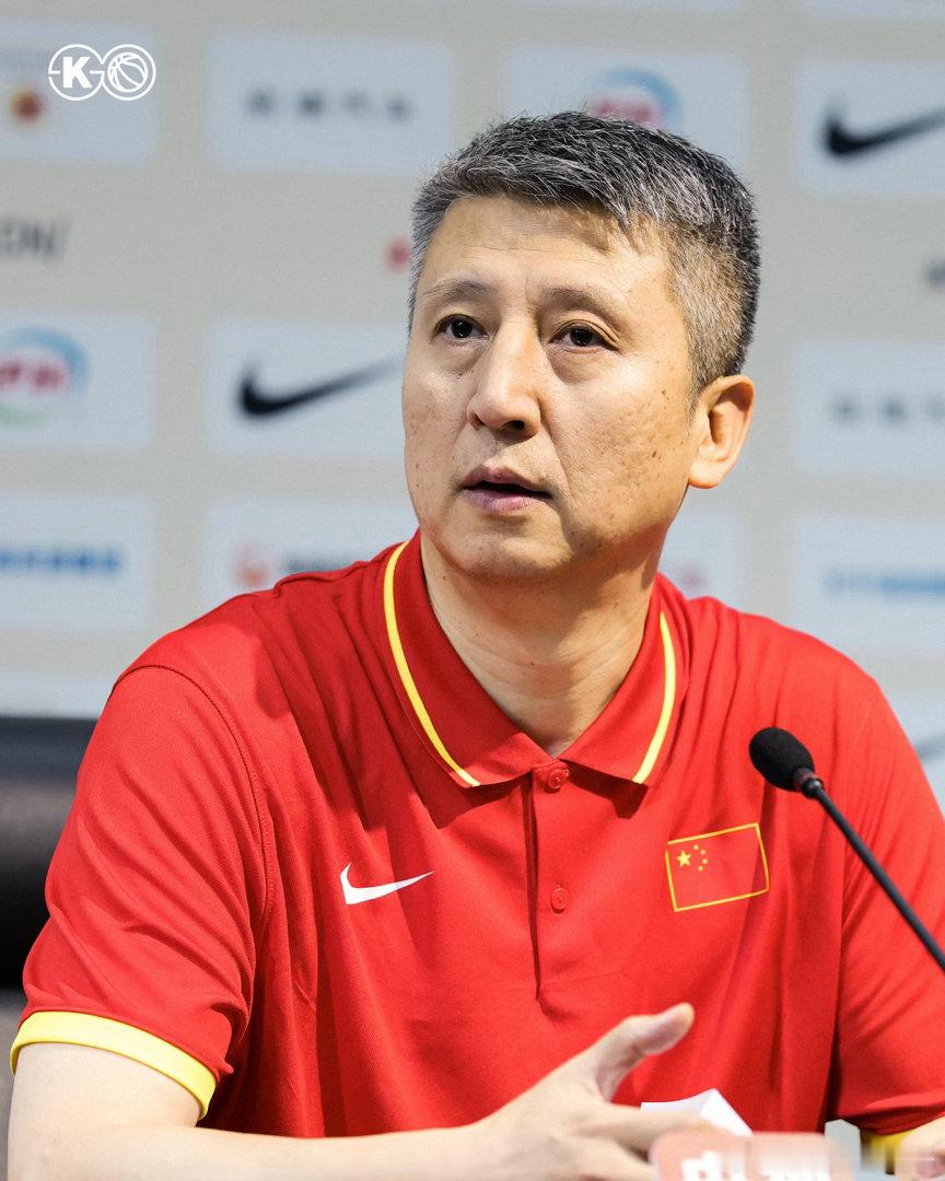 #国家队只给NBA名师15分钟训练课##男篮集训一堂课15分钟气走NBA名师##郭士强 林葳##亚运会[超话]# 年轻球员在联赛数据亮眼，一到国际高强度对抗就断电，暴露的不只是技术，还有长期单一训练环境带来的视野局限。 ​