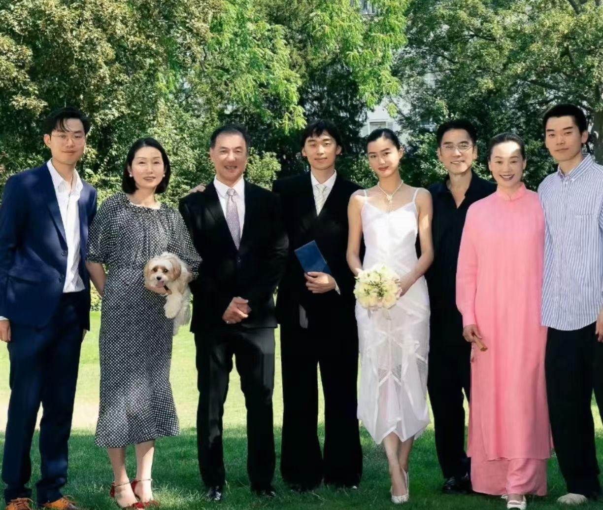 林依轮家挑儿媳妇的眼光真绝了，大儿子林子濠兜兜转转娶进门的姑娘，竟然长了一张年轻版西华的脸。
这婆媳俩站在一起，不仅神态轮廓像，连早期的职业经历都神同步，清一色的超模底子。一大家子合照往外一发，满屏都是大长腿，基因优势简直一目了然。
新娘陈瑜并不是所谓的流量网红，她是法籍华裔超模，祖籍温州，父母