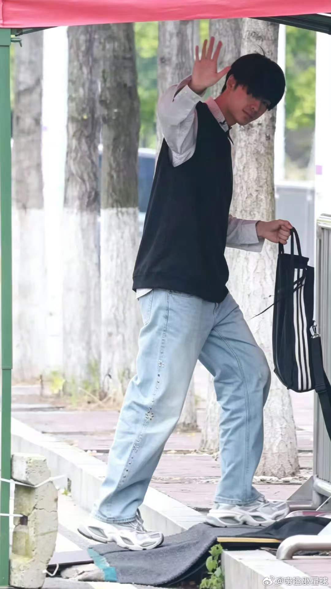 #王赫野张卓尔邵子恒唱骑士精神##王赫野张卓尔邵子恒骑士精神# 蔡依林的《骑士精神》本来就是一首极具力量感的歌，交给孙楠部落的这三位实力派来演绎，真的让人太放心了。王赫野的嗓音自带故事感，张卓尔和邵子恒也各有千秋，这种强强联合的舞台，绝对能点燃全场，#披荆斩棘# ​