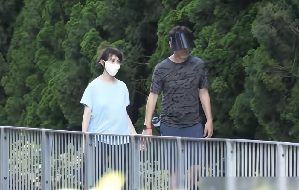 港媒镜头都快怼到脸上了，62岁刘青云就一个动作，牵着郭蔼明的手，慢慢走。
郭蔼明瘦了，锁骨都凸出来了，头发被风吹得乱糟糟，有人截图说状态差。可四月份她在贵州素颜还被夸美到发光，这才几个月？同一张脸，换个角度，舆论就翻脸。
但刘青云不管这些。步速放慢，手没松过。被拍到买甜品回家，也是他。搬进贝沙湾