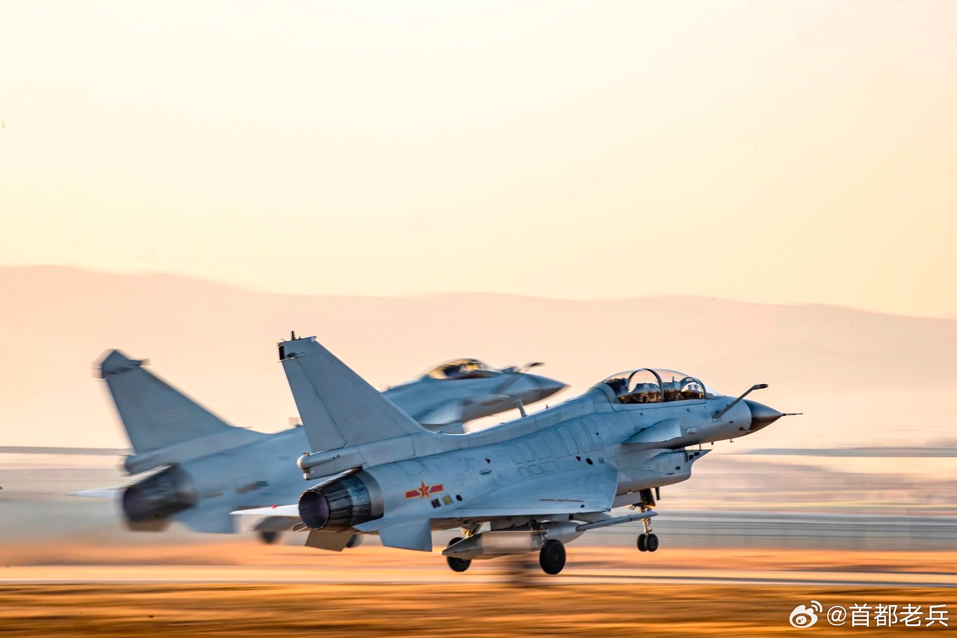 #每日好图#长空亮剑，旌旗飞扬！国之重器，与信仰同框！​