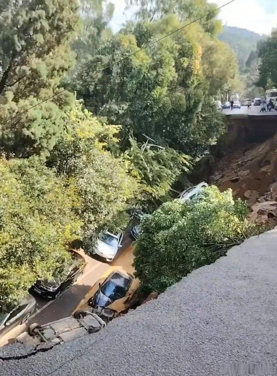 #昆明一道路发生坍塌多车坠落# 10月11日下午时分，云南省昆明市西山区一条道路发生坍塌，多辆车坠落。网友发布的视频显示，一条道路坍塌后，现场有多辆车坠落。
      10月11日晚间，事发地附近一位商户告诉新闻记者，当天下午16时20分许，他店门口的一条道路坍塌，“坍塌时没有什么动静，速度不快，是 ​
