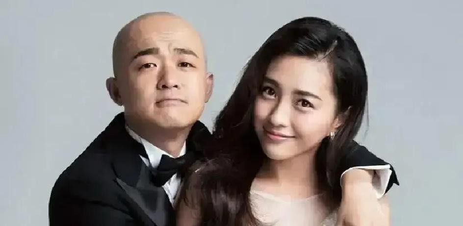 一直以为包文婧是个卑微的恋爱脑，结了婚连自己祖宗的姓都改了去凑包贝尔的姓

结果这事儿扒到最后才发现，包文婧是如假包换的包家闺女，反倒是包贝尔自己原本不姓包

去翻翻这男人的老底就知道，人家本名叫艾志超

当年父母离婚后他跟着当皮影戏大师的亲妈生活，这才改口跟妈姓，变成了包贝尔

偏偏这对夫妻谈恋爱