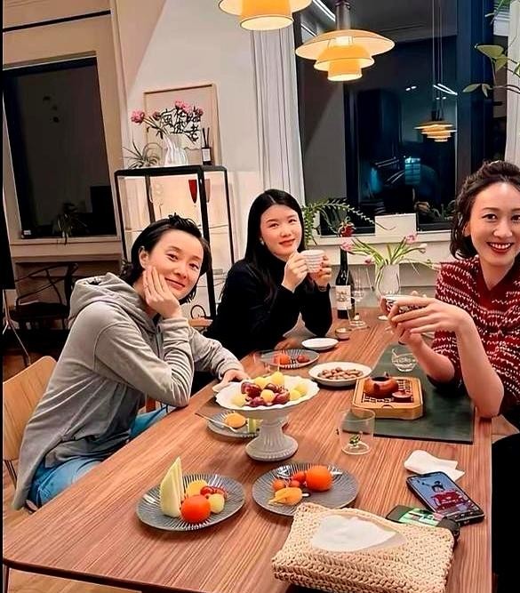 女人社交圈里最大的谎言，莫过于那句“来我家玩千万别打扮，大家都素颜”。
吴越这次算是把这个坑踩结实了。
闺蜜来家里聚餐，合照一放出来，直接看傻了一票网友。
吴越自己套着件垮塌塌的灰卫衣，宽腿裤配上一张干干净净的纯素颜，头发胡乱一扎就出镜了。
再看旁边的两位朋友，全套妆容精致到睫毛根，大衣挺括
