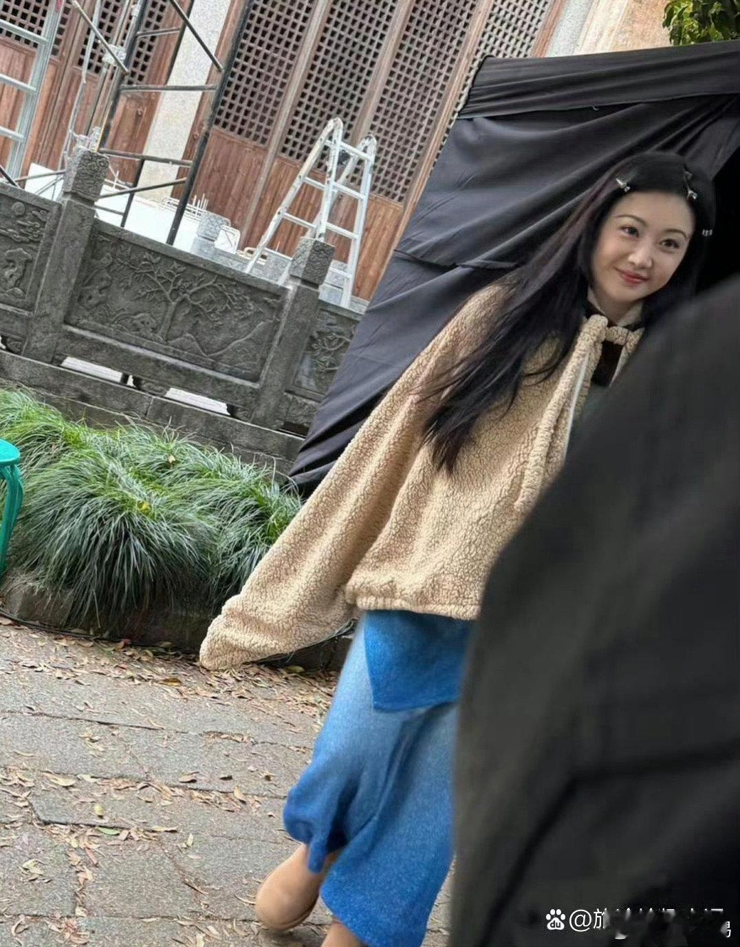 37岁景甜出现在安徽小镇街头。穿得挺朴素，长发随意披着。皮肤白得亮眼，身材圆润有曲线，表情娇俏灵动，整个人看着俏皮可爱。 ​