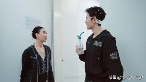 肖战在台下憋哭不愧是视帝影帝，这句居然彩排过的，根本就看不出来，所有人都会以为是现场临场发挥的，他在台上的惊讶表情和机智回应，还是让人觉得这一切仿佛随机发生，反应自然又聪明，真的很有现场感，太会演了 肖战在台下憋哭 肖战和那英说我来因为你在
