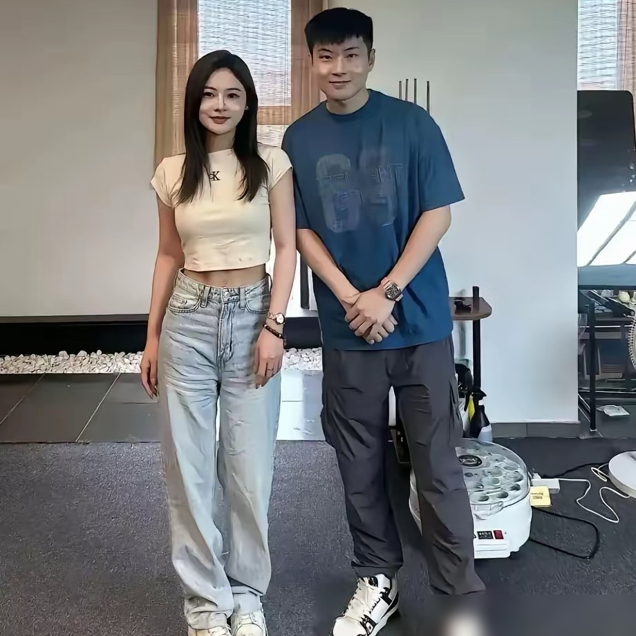 赵心童差点废了，最后被一个女留学生按在谢菲尔德的饭桌上救回来。
夺冠那晚，他第一个抱的不是教练，是Lynn。这段关系第一次被大众看见。
赵心童亲口说，Lynn在英国留学，把他饮食起居全包了。训练回来有热饭，输了球有人说话。异国那份孤独，被她压得死死的。
斯诺克圈内人说，旅英中国球员最怕的不是技