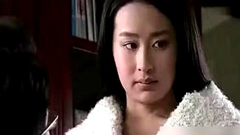 演了十几年戏还被评“没开窍”，颖儿到底凭什么在圈里混？

从《千山暮雪》到《甄嬛传》，再到今年《六姊妹》里的何家艺，她透着一股敦厚的钝感。别人演心机是精明，她演心机看着像马上要被骗。

但观众偏偏就吃这股实在劲儿。央视秋晚上她跟梅婷、奚美娟同台，成了全场最没攻击性的那个。戏份不是最重，却靠着朴实稳稳
