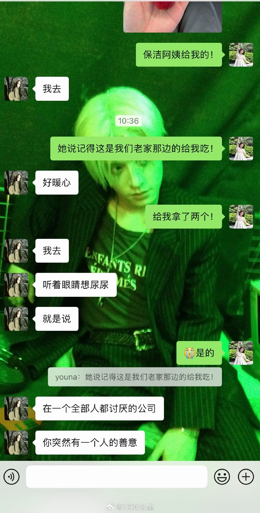 阿姨给我拿了两个小苹果 我幸福[期待] ​
