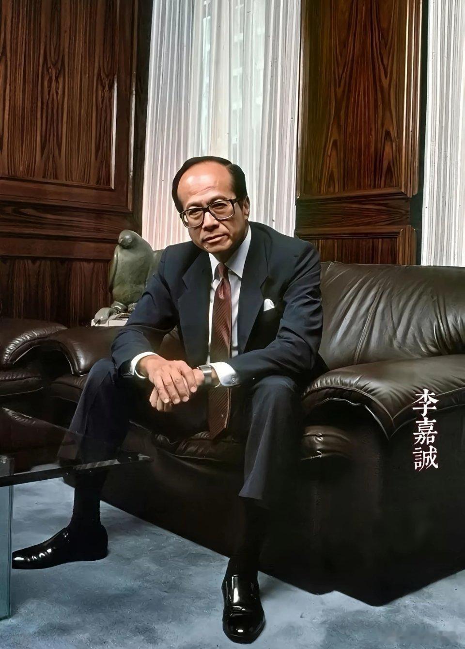这是1981年李嘉诚的经典肖像照，地点为加拿大多伦多酒店套房。他身着深色西装、红棕领带，坐在深棕色真皮沙发上，木质护墙板+竖百叶窗帘，整体沉稳大气。

此时他已经拿下和记黄埔，商业版图快速扩张，正布局海外市场（加拿大能源等投资），事业进入鼎盛上升阶段。 ​