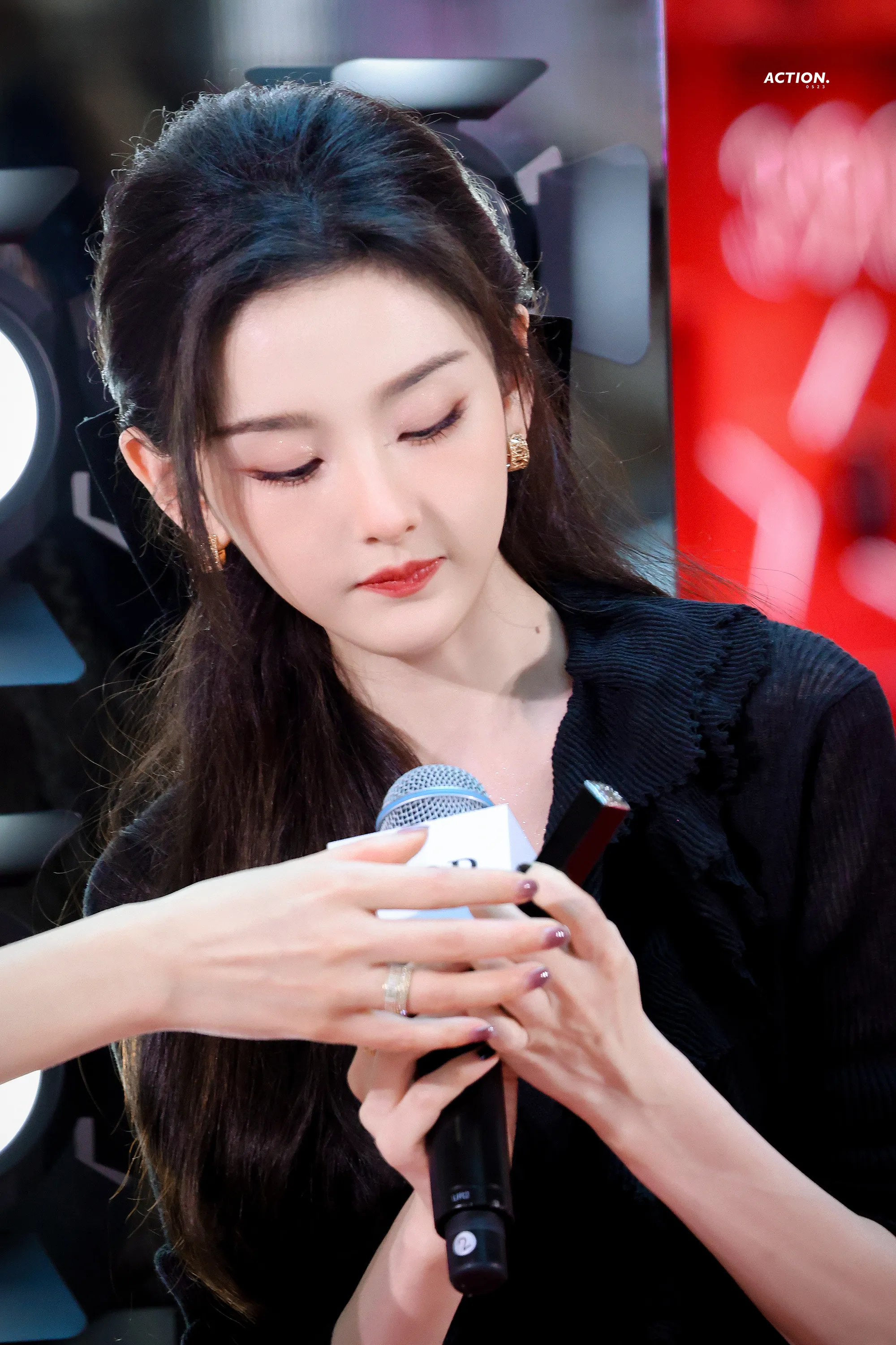 最近宋祖儿线下出席活动，真的美爆了，这么成熟知性的大姐姐哪里去寻找啊。...