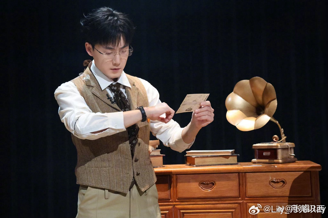 #张睿[超话]#  zr #张睿披荆斩棘# 人生未必手握一手完美同花顺，但历经千帆依旧从容赴局。张睿在舞台上沉静又有力量，歌声里藏着万般心绪。感谢他带来这么有质感的舞台，前路漫漫，披荆而行，我们陪你奔赴更多高光时刻。​