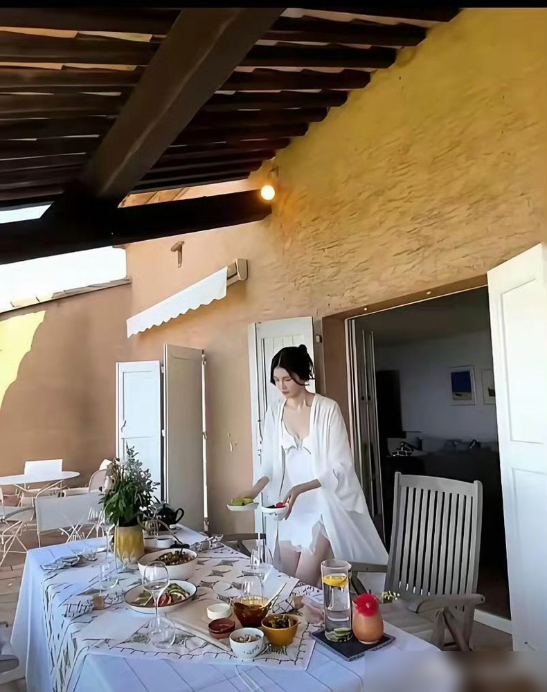超模下厨，陈伟霆爱惨了，但没人记得她以前连厨房门都不进。
何穗晒做饭，满屏都是陈伟霆偏爱的feel。俩人从2021年被拍同回住所，中间闹过分手、搬过酒店，到2025年直接甩出B超照官宣，孩子都生了，酒席愣是拖到今年才补上。
她37岁生日那天，发了一堆跟儿子小Win的合照，顺带秀了厨艺。网友扒出来