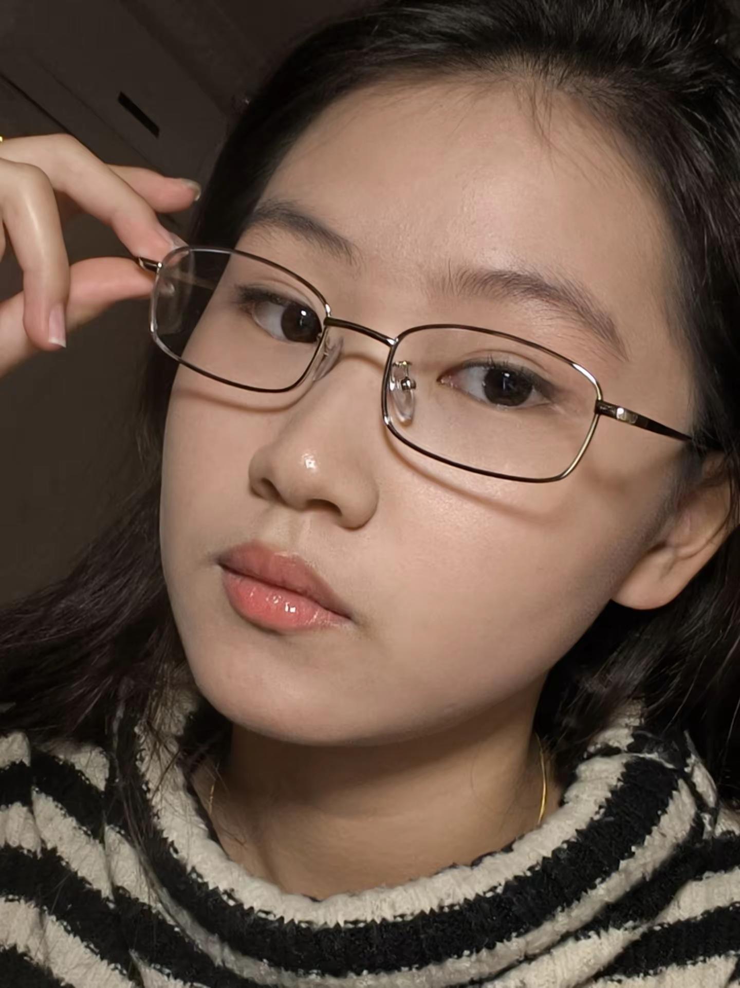 谁骗我这个眼镜很有高智感的。我戴了像遇到情感纠纷的命苦中年女教师😅👍