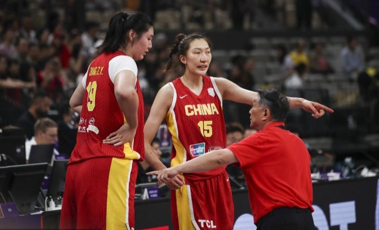 中国女篮强势逆转捷克，晋级世界杯附加赛八强
这一场比赛可以说中国女篮在前两分半钟始终被压着打，但是好在最后时刻张曼曼、罗欣域的三分为球队续命，以及杨舒予的绝平两分。这些都是中国女篮能够在附加赛逆转捷克的基础。
总体来说，中国女篮在本届世界杯当中并没有太强势的得分点。像上一届世界杯当中，中国女篮还有李