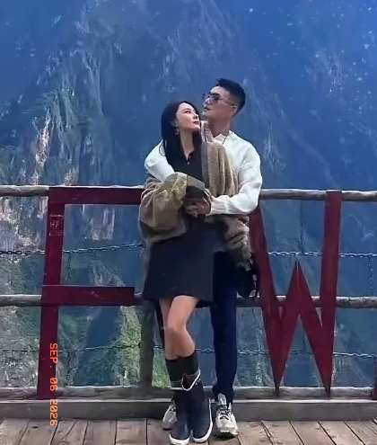 2018年建军节，张馨予晒出结婚证嫁给武警何捷。央广军事留言：军嫂你好。有人唱衰撑不过八年。
那时她正处在最低谷。私密照泄露、坐台传闻、跟李晨被全网讨伐。她习惯了被误解。
2017年参加《奇兵神犬》认识教官何捷。军三代，反恐汶川救灾，二等功2次三等功1次，外号“岭南悍虎”。
六年长发影响训练，何捷亲