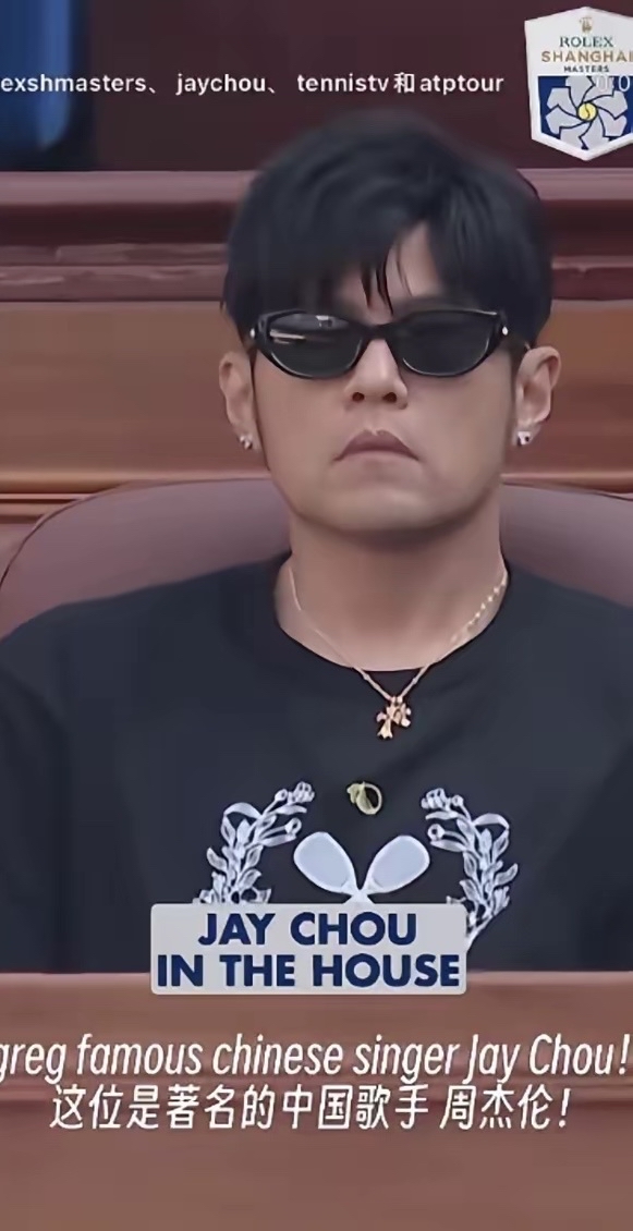周杰伦刷屏上海大师赛。
本想安静观看比赛的他，却再次上了热搜。
上海劳力士大师赛，镜头扫过周杰伦，主持人郑重介绍：这位是著名的中国歌手周杰伦。
随即周杰伦把这段介绍视频转发外网，高调认领“中国歌手”的身份，用最沉默、最有力的行动，亮明自己的立场！
周杰伦作为华语音乐的先锋，历来反对崇洋媚
外。曾在颁