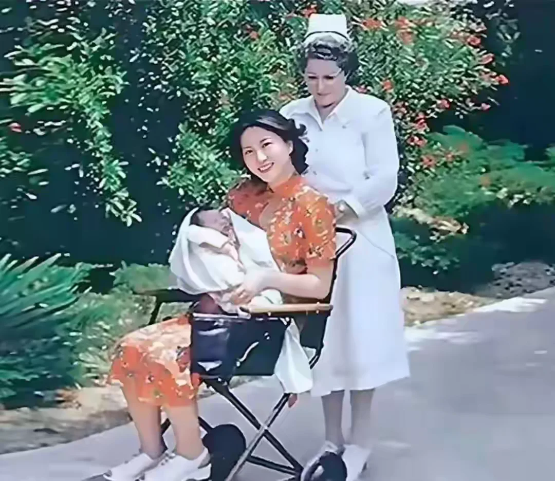 1950年，美国加州，喜添千金的蒋英抱着刚出生不久的小女儿钱永真，坐在推车上，护