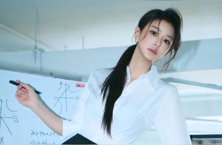 职场纯欲风写真｜白衬衫黑裙黑丝，苹果电脑旁妹妹的性感氛围直接拉满～