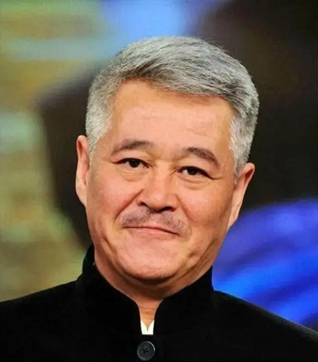 之前刷到赵本山病重住院的传闻，我还跟着揪心了好一阵，结果他女儿球球在直播里直接给辟谣了。
老爷子根本没出啥事，就是彻底退休了，烟酒照旧谁劝都不听，商演、综艺、小品舞台全不碰了。2025年初他还在筹备“欢天喜地中国年”的海外巡演，转年7月才正式决定退下来，完全是主