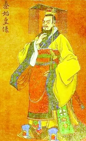 秦始皇：把“野心”写成“秩序”的人
秦始皇嬴政的名字，像一把刻在历史深处的刀：锋利、冷硬，却也让人无法忽视。人们谈他，总绕不开“暴政”与“统一”，仿佛他只是一种结论。但若把目光放回他的一生，你会发现，这位少年君王从来不是在追逐权力的刺激，而是在追逐一种更可怕的东西——让天下不再失控。

他登基时才二