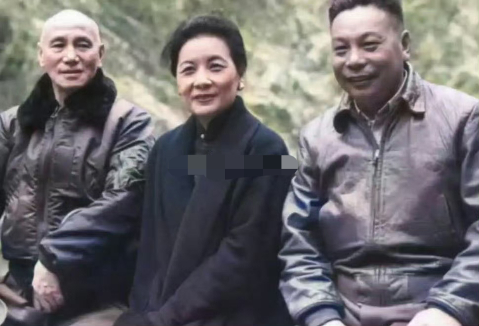 这是1962年宋美龄和蒋介石蒋经国的真实样貌，不是演员扮演的，小蒋在旁边一脸恭敬的样子