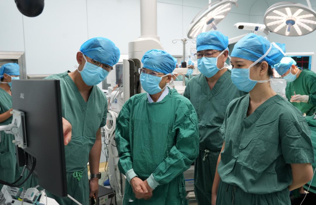 #河南首例！周口市中心医院成功完成临床应用式脑机接口手术# 10月12日，周口市中心医院神经调控脑机接口中心成功完成河南省首例、全国第九例临床应用式脑机接口手术。
        47岁的吴先生，1年半前因颈部外伤致颈3-4脊髓损伤，曾行颈椎手术治疗。术后长期坚持康复训练，但高位截瘫症状无明显缓解，双 ​