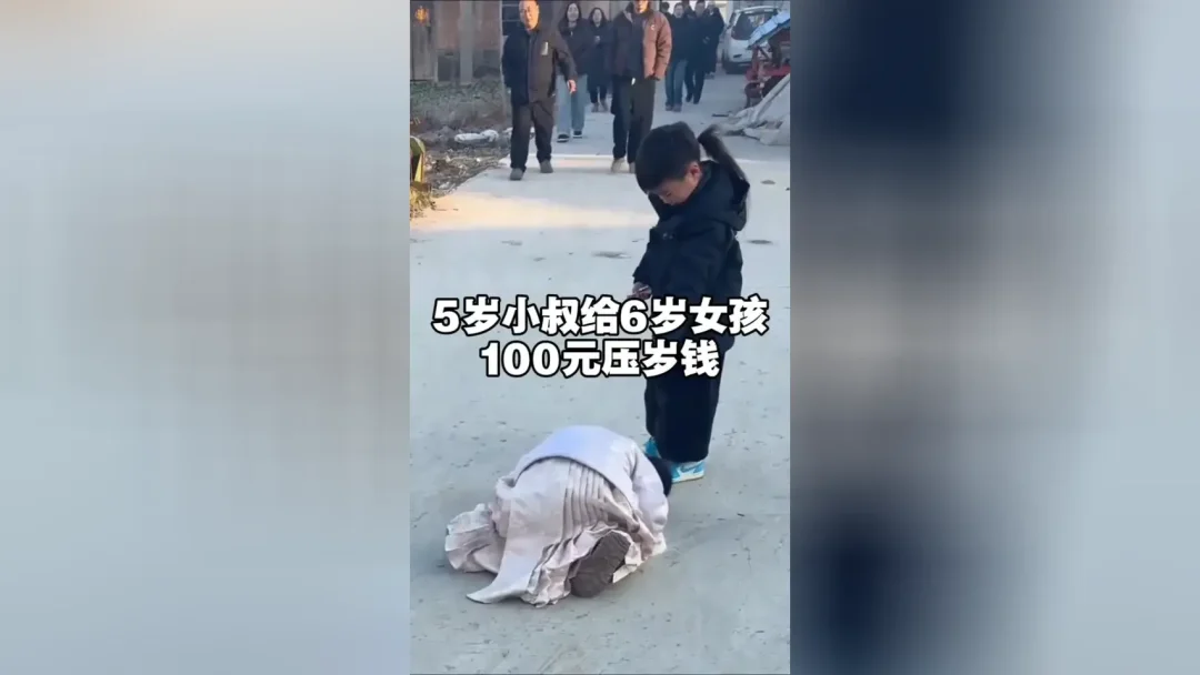 6岁侄女给5岁小叔拜年，小叔怒掏100元！这