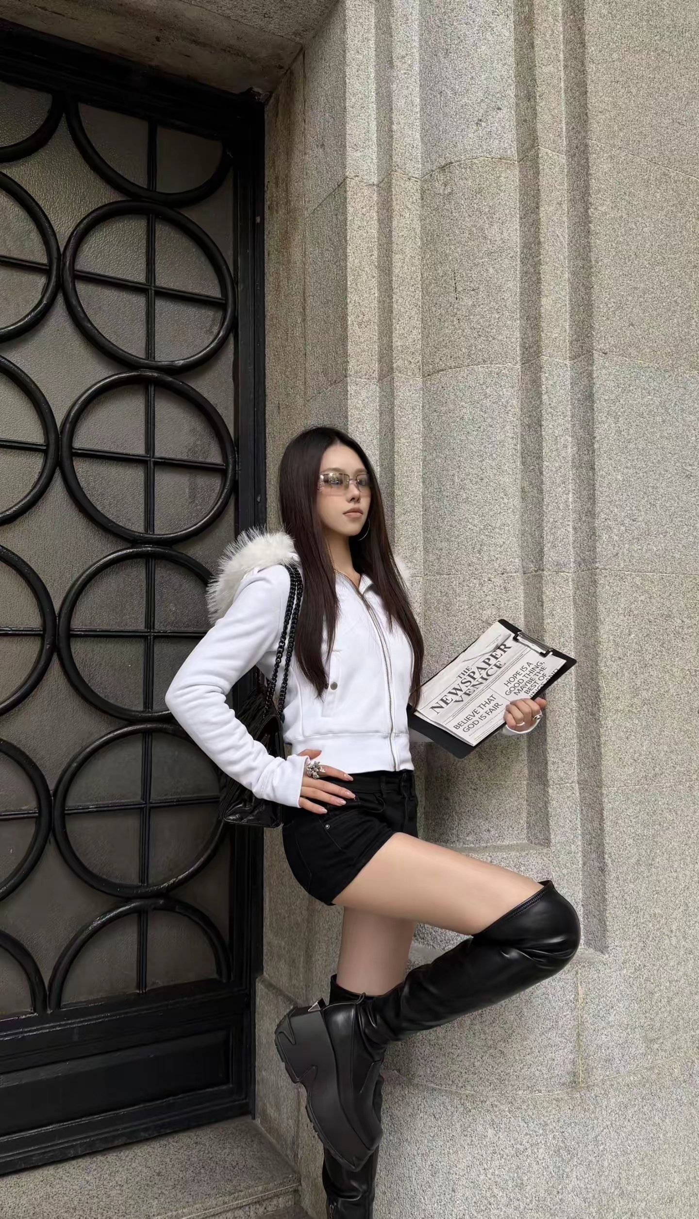 都市酷女孩穿搭指南，黑白配尽显时尚感！