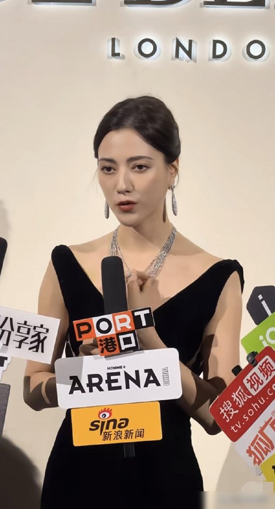 娜然这张生图，把“混血花期短”五个字怼脸上了。法令纹、眼窝凹陷，灯光一打全现形，高级珠宝都压不住那股疲惫感。
当年《封神》里苏妲己多惊艳，这才几年，脸已经挂不住肉了。反观同龄的周冬雨、张子枫，骨相平平的反而越老越耐看。
她这两年在时尚圈挺拼，巴黎时装周、ALAÏA活动一场没落，待播剧压了三部。可