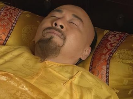 1735年，雍正帝骤然驾崩，年轻的弘历继位为乾隆皇帝。朝野皆知一桩定局：雍正生前特意赦免反清书生曾静、张熙，还立下遗训，禁止后世子孙诛杀二人，同时颁布《大义觉迷录》昭示天下，彰显自己的宽仁胸襟。可谁也没想到，这份先帝笃定的恩典，在乾隆登基后，立刻被彻底推翻。



雍正年间的曾静案，是轰动朝野的文字