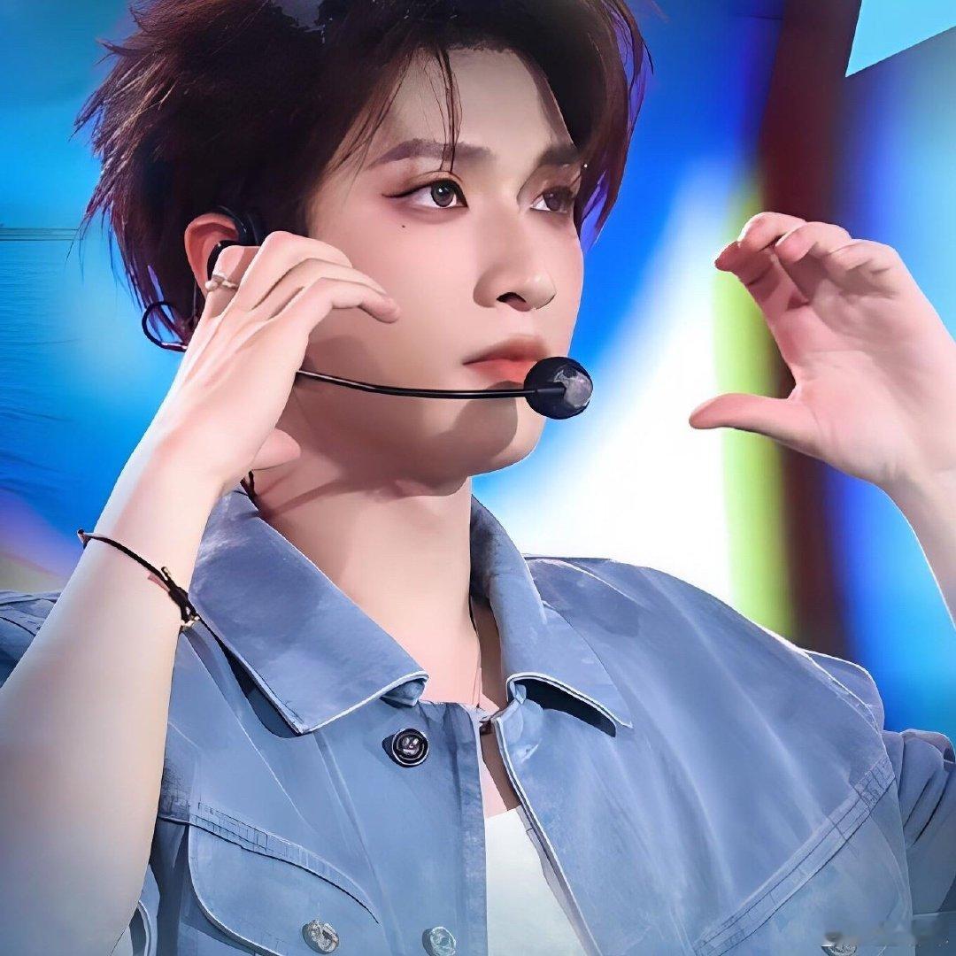 #严浩翔[超话]#  🐻#严浩翔0816生日快乐#🐻#严浩翔中国移动动感地带芒果卡代言人#🐻#严浩翔美团青春代言人#

"晚霞照在你身上，便是光与温柔的相遇。

​