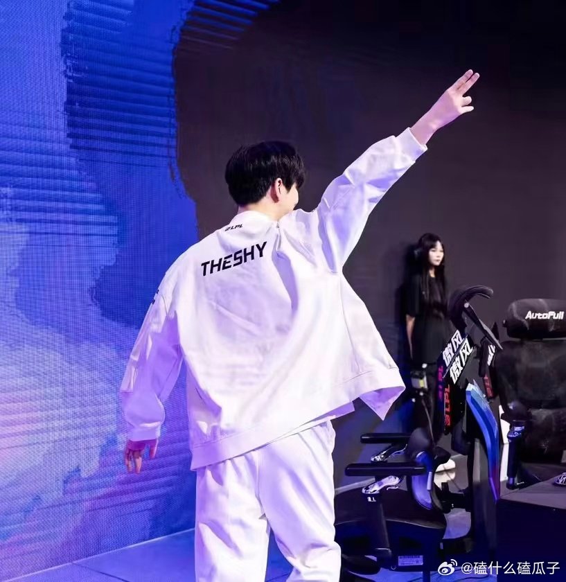 哦吼吼吼，IG今天3:0横扫了LGD，晋级冒泡赛了🎉🎉🎉🎉🎉
之前网友说IG从涅槃组一路打上来，今年“只要”赢9个bo5就能夺冠，哈哈，现在赢了4个bo5了[鼓掌][鼓掌][鼓掌]
the shy 辛苦了，继续加油吧！ ​