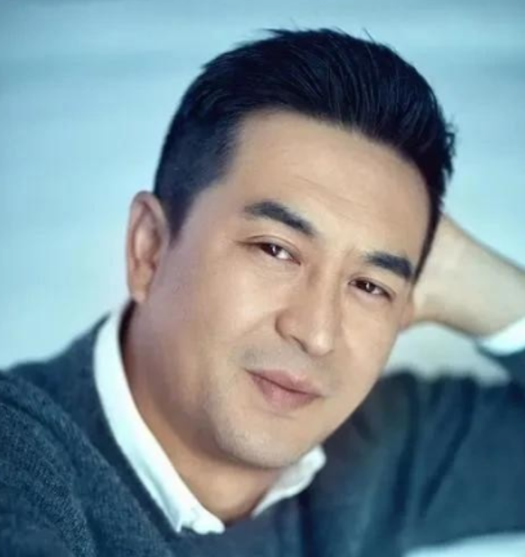 她是张嘉益前妻，曾经竟然当着媒体的面，怒斥：他之所以娶我，就是想利用我，靠我父亲上位！她就是杜珺！而这句话，也成了这段婚姻最刺眼的注脚。

主要信源：（中华网——《杜珺炮轰丈夫张嘉译:他就是个吃软饭的，为了靠我父亲往上爬才娶我》）

2002年，一段采访视频在电视上播出，32岁的张嘉益被一个女人当众