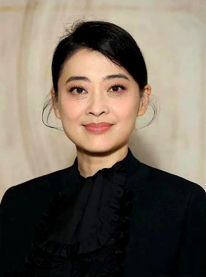 你敢信？大明星关起门来，也得窝在沙发上吐槽公公偏心。

梅婷抓着一把瓜子，跟旁边来蹭饭的颖儿大吐苦水。说自家老爷子对孙子是要啥买啥，对孙女却全当没看见。颖儿听得连连点头，厨房里梅婷老公还在切菜颠勺。

这俩人拍完戏直接处成了亲戚。颖儿干脆把家搬到梅婷旁边，饿了连外卖都不点，推门就去梅婷家掀锅盖。连新