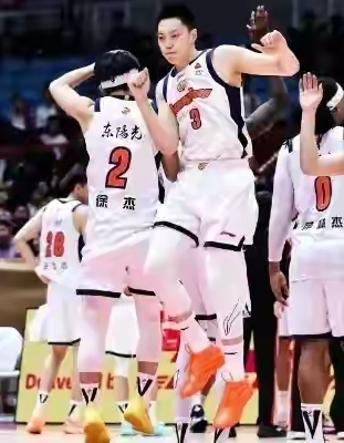 广东男篮87-99不敌上海，看看球员得分数据和正负值，谁是本场比赛的罪魁祸首！


1，周鹏-7，4 投 2中，得 6+1+0

2，胡明轩-18，6投3中，得 11+0+1

3，弗格+7，10 投 2中，得7+7+5

4，焦泊乔+5，5 投3中，得 6+3+1

5，博日奇-22，16投8中，