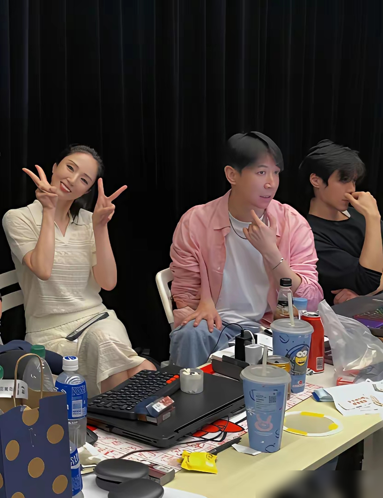 董璇二婚老公被骂尖嘴猴腮，全网都等她醒悟，她反手在节目里回应了。
当初离婚带娃，评论区天天劝她学佟丽娅，别再跳火坑。结果她不仅再婚，还找了个名气、长相、资源全被拉出来嘲的男人。网友调侃：至今无人发现张维伊优点。
5月3号《我们的爸爸》，董璇没躲。她说丈夫太低调，私下品性优秀。
俩人演话剧结的缘