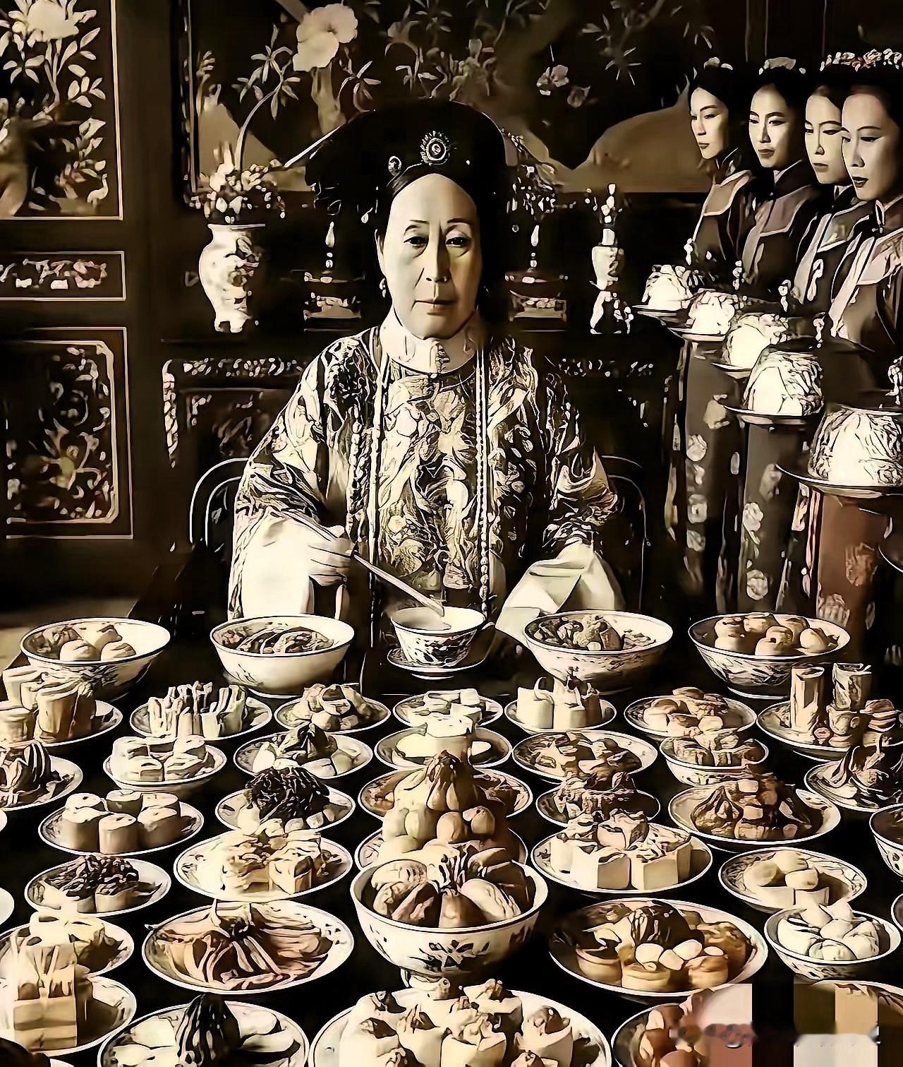 [微风]慈禧一天吃的菜，可以抵我们现在一个打工仔，一年的伙食费，可能还不止，这不是夸赞，而是事实。当年的慈禧，生活有多奢侈，不是我们现在普通人可以想象的。

很多人对晚清宫廷生活的认知，大多停留在影视剧的演绎里，总觉得皇家膳食无非是菜式精致、食材名贵。可翻看清宫留存的《膳底档》以及晚清宫廷女官的真实